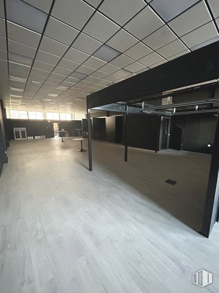 Industrial for rent at Calle Plasencia, Móstoles, Madrid, 28935 with flooring, floor, ceiling, hall, silver, light fixture, wood flooring, hardwood, tile flooring and tile around