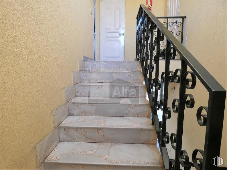 Nave en venta en Calle Platino, Colmenar Viejo, Madrid, 28770 con escaleras, madera, edificio, accesorio, pintura, suelo, casa, piso, tinte para madera y puerta alrededor