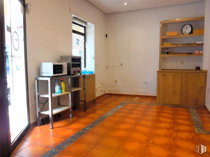 Local en venta en Avenida Toreros, Salamanca, Madrid, 28028 con ventana, ebanistería, mesa, alacena, mueble, accesorio, interiorismo, edificio, estantería y suelo alrededor