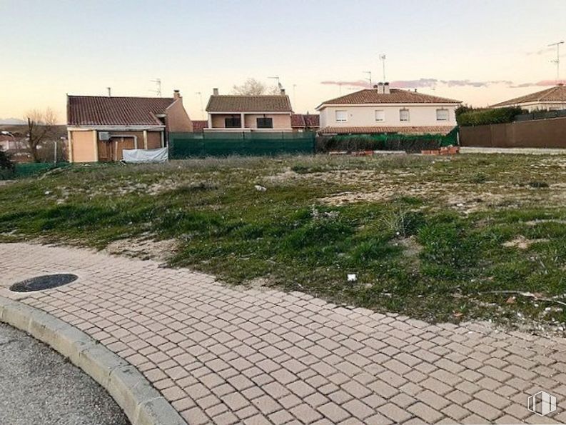 Land for sale at Centro urbano, Batres, Madrid, 28979 with house, plant, sky, building, window, road surface, land lot, asphalt, neighbourhood and residential area around