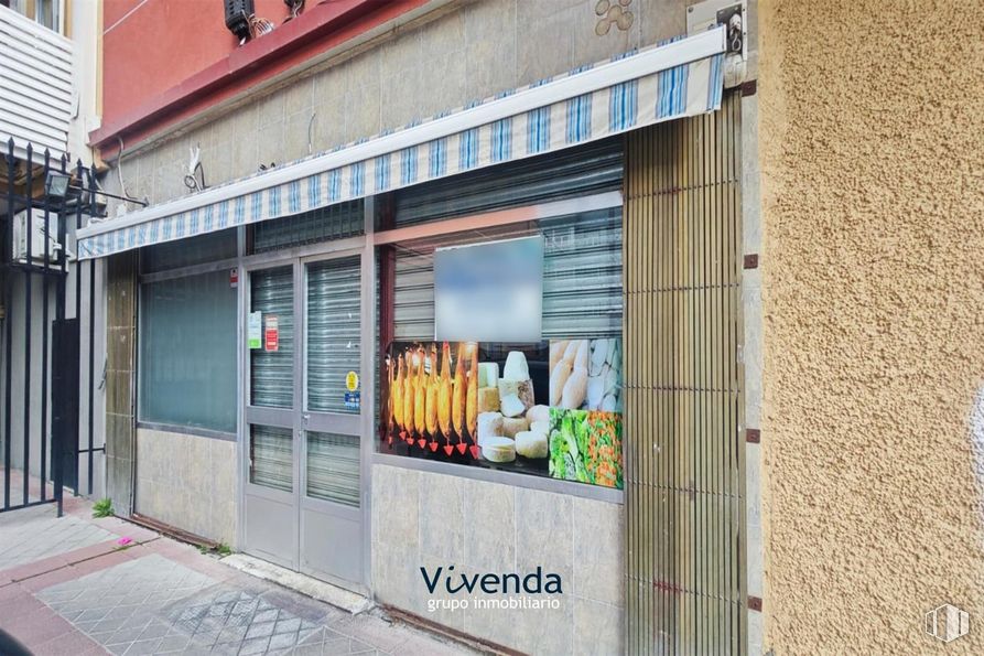 Local en alquiler y venta en Calle Valladolid, Fuenlabrada, Madrid, 28941 con puerta, edificio, fachada, gas, ladrillo, superficie de la carretera, edificio comercial, ciudad, vidrio y hormigón alrededor