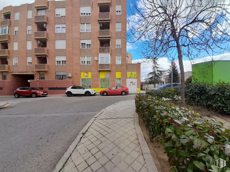 Local en alquiler en Calle Catamarán, 9, Arganda del Rey, Madrid, 28500 con edificio, coche, planta, ventana, cielo, nube, superficie de la carretera, rueda, vehículo y árbol alrededor