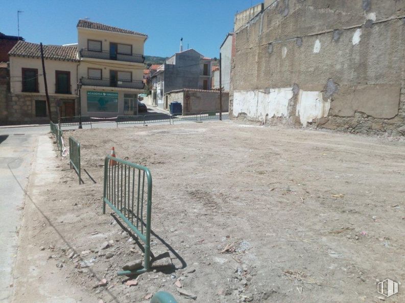 Land for sale at Avenida Constitución, 42, Cebreros, Ávila, 05260 with building, sky, window, road surface, land lot, house, neighbourhood, residential area, urban design and city around