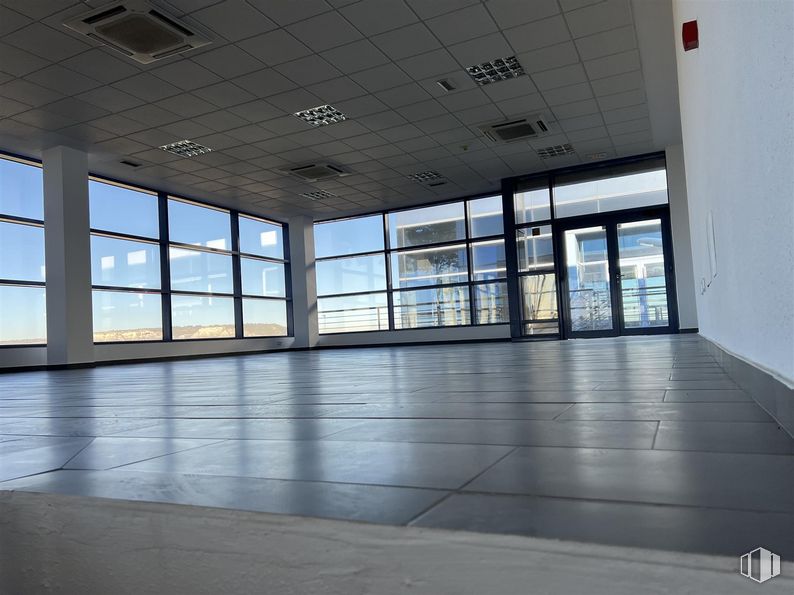 Nave en alquiler en Torre 1, Avenida Madrid, 88, Arganda del Rey, Madrid, 28500 con accesorio, hall, sombra, suelo, suelos, edificio, vidrio, techo, material compuesto y edificio comercial alrededor