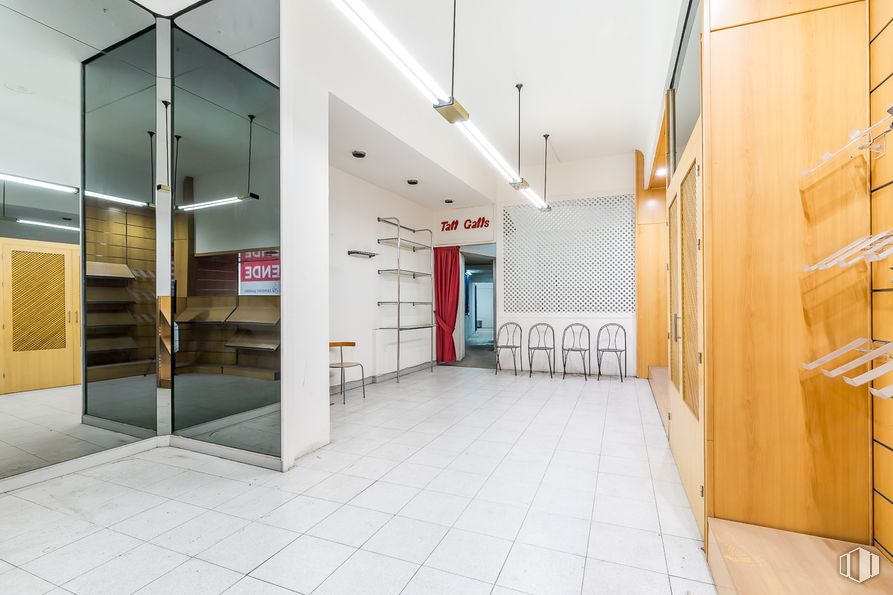 Local en venta en Calle Marqués de Urquijo, Moncloa - Aravaca, Madrid, 28008 con puerta, accesorio, estantería, suelo, suelos, gafas, edificio, fachada, condominio y edificio comercial alrededor