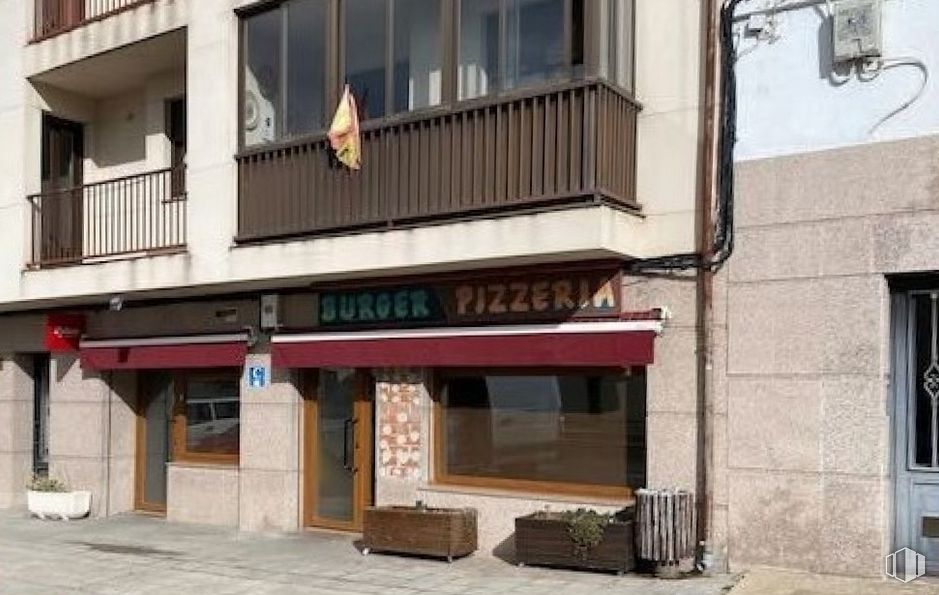 Retail for sale at Zona centro, El Barco de Ávila, Ávila, 05600 with window, building, fixture, wood, facade, flag, city, composite material, building material and font around