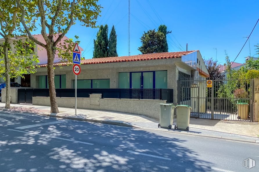 Oficina en venta en Calle Antonio Becerril, Pozuelo de Alarcón, Madrid, 28223 con cielo, edificio, árbol, superficie de la carretera, asfalto, planta, sombra, diseño urbano, zona residencial y pared alrededor