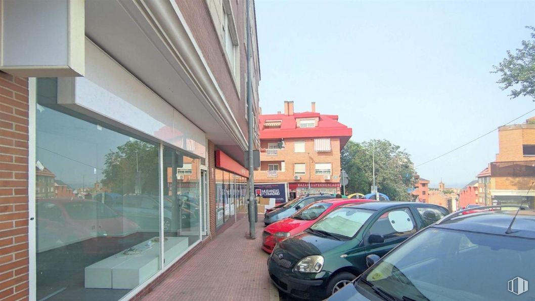 Local en venta en Cuesta San Francisco, 16, Las Rozas de Madrid, Madrid, 28230 con coche, edificio, luz de estacionamiento, neumático, cielo, vehículo, rueda, iluminación del automóvil, ventana y matrícula del vehículo alrededor