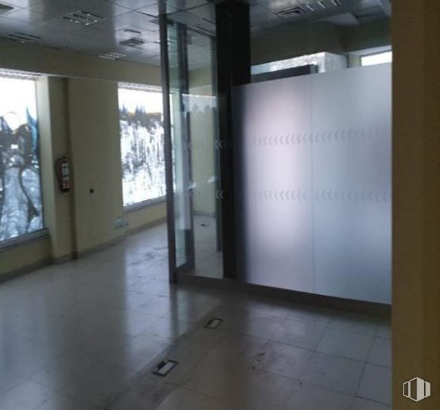 Local en venta en Calle Luis de Hoyos Sainz, Moratalaz, Madrid, 28030 con accesorio, arquitectura, pavimentos, edificio, pasillo, vidrio, techo, madera, evento y material transparente alrededor