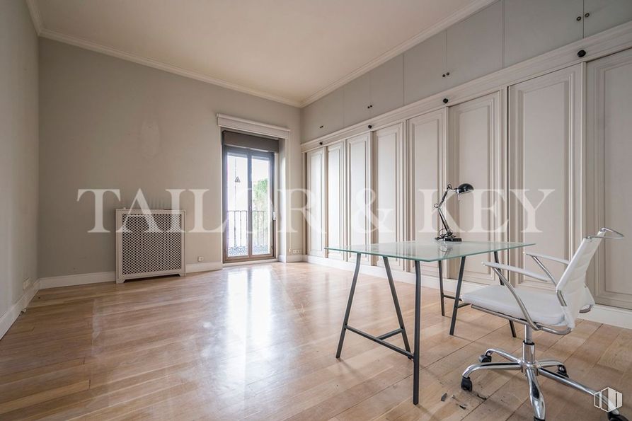 Oficina en alquiler y venta en Calle Serrano, Salamanca, Madrid, 28001 con silla, puerta, mesa, suelos, suelo, madera, interiorismo, techo, suelos de madera y habitación alrededor