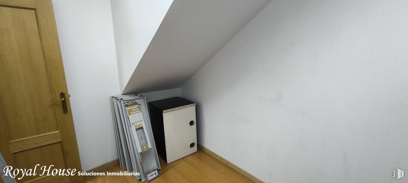 Local en venta en Calle Madroños, Collado Villalba, Madrid, 28400 con puerta, archivador, madera, suelos, suelo, madera dura, tinte para madera, suelos de madera, escaleras y contrachapado alrededor