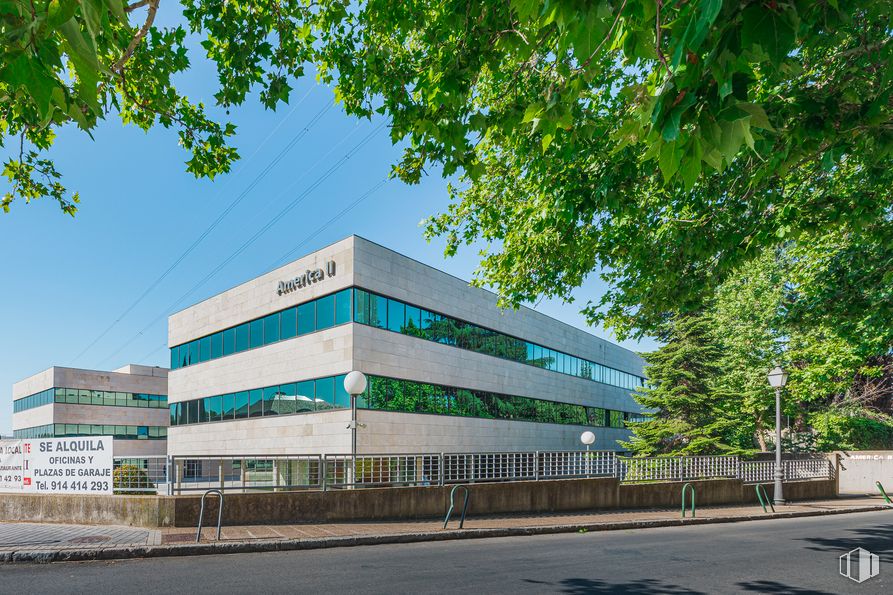 Oficina en alquiler en Edificio América II, Calle Proción, 7, Moncloa - Aravaca, Madrid, 28023 con edificio, cielo, árbol, diseño urbano, ciudad, fachada, bienes raíces, edificio comercial, uso mixto y bloque torre alrededor