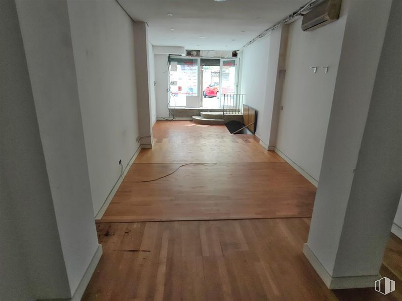 Retail for sale at Calle Cavanilles, Retiro, Madrid, 28007 with property, fixture, wood, flooring, floor, hall, wood stain, laminate flooring, hardwood and house around