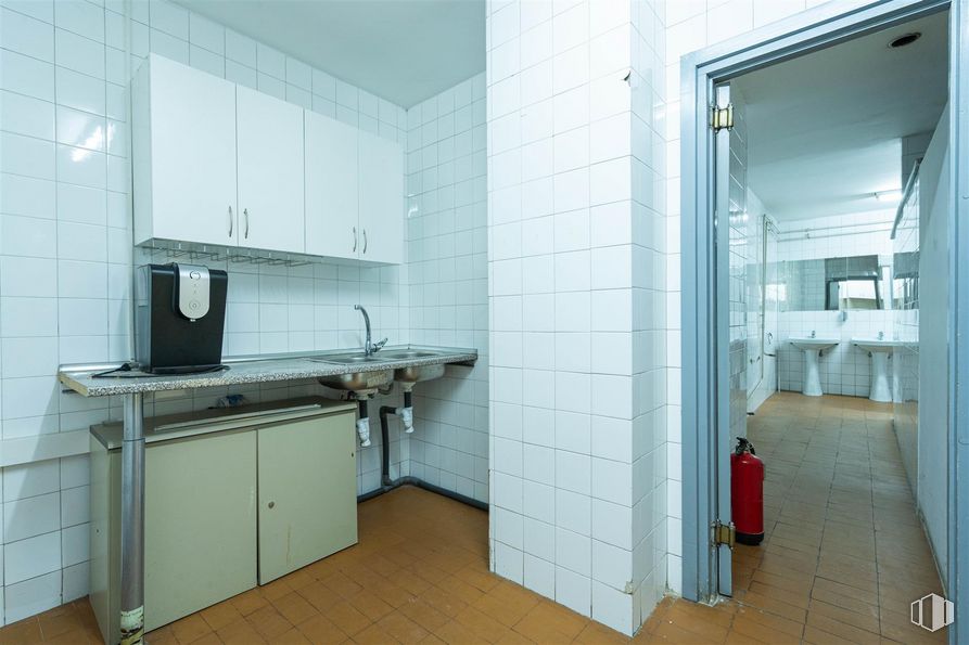 Oficina en alquiler y venta en Calle Alfonso Gómez, 42, San Blas - Canillejas, Madrid, 28037 con ebanistería, fregadero, fregadero, propiedad, grifo, encimera, edificio, interiorismo, accesorio y suelos alrededor