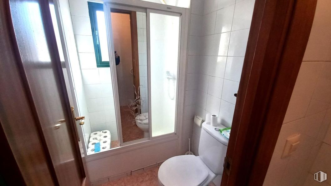 Industrial for sale at Pol. Ind. Prado Overa , Leganés, Madrid, 28914 with toilet, plumbing fixture, floor, bathroom, flooring, bathroom sink, plumbing, room, sink and tap around