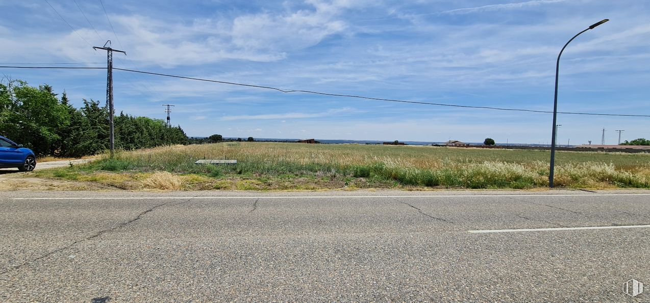 Land for sale at Zona N-403a, Escalona, Toledo, 45910 with street light, cloud, sky, plant, road surface, natural landscape, asphalt, grass, electricity and cumulus around