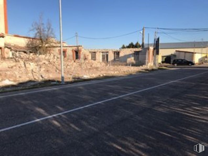 Suelo en venta en Calle Fábrica, Hontalbilla, Segovia, 40353 con cielo, planta, ecorregión, entorno natural, terreno, superficie de la carretera, árbol, barrio, asfalto y zona residencial alrededor