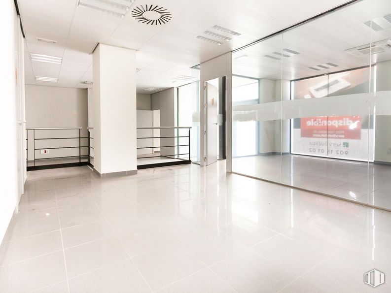 Local en venta en Calle Jardines, Villanueva de Perales, Madrid, 28609 con accesorio, hall, suelo, suelos, edificio, propiedad material, vidrio, techo, espacio y evento alrededor