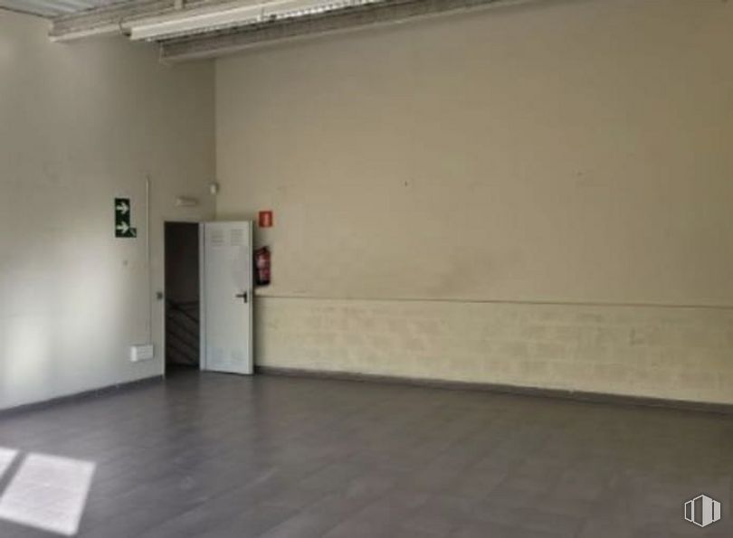 Industrial for sale at Calle Laguna del Marquesado, Villaverde, Madrid, 28021 with door, interior design, floor, hall, wood, flooring, fixture, ceiling, building and event around