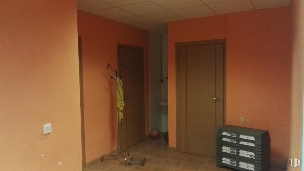 Retail for rent at Calle Victoria, Quintanar de la Orden, Toledo, 45800 with door, chest of drawers, building, fixture, wood, interior design, floor, flooring, hardwood and house around