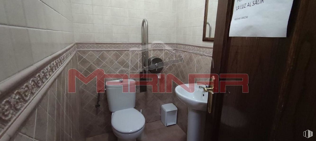 Retail for sale at Carretera Serranillos, Yeles, Toledo, 45220 with toilet, sink, plumbing fixture, tap, bathroom, bathroom sink, building, fixture, interior design and floor around