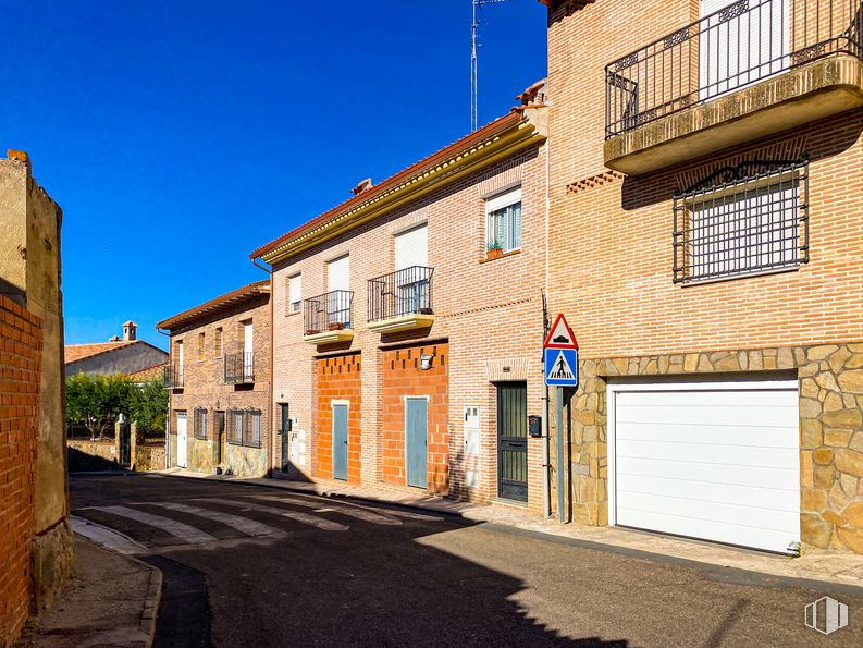 Retail for sale & for rent at Calle Cedillo, 10, Ugena, Toledo, 45217 with house, window, door, sky, building, road surface, wood, brick, plant and asphalt around