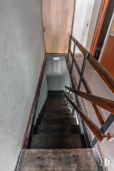 Local en venta en Calle Embajadores, 115, Arganzuela, Madrid, 28045 con marrón, escaleras, accesorio, madera, edificio, material compuesto, suelos, madera dura, simetría y pasamanos alrededor