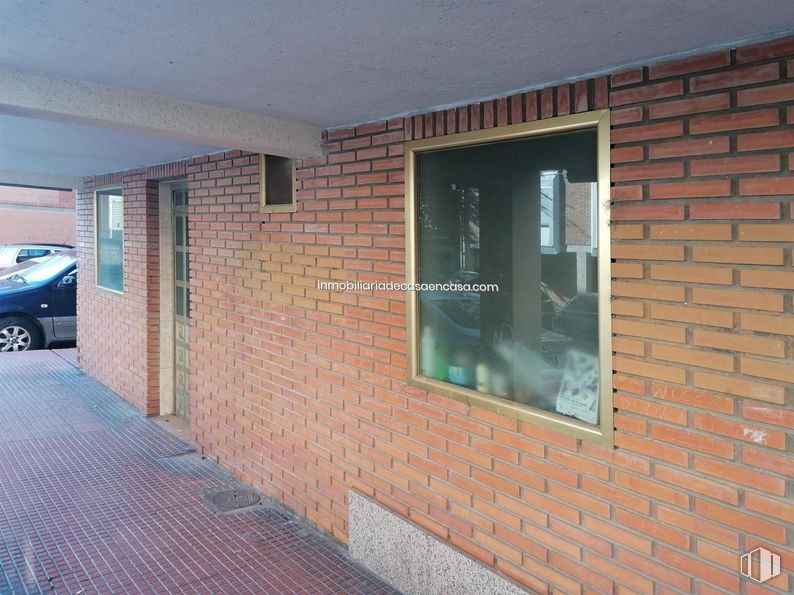 Retail for rent at Calle Santa Mónica, Alcalá de Henares, Madrid, 28804 with car, window, property, building, tire, brickwork, brick, wood, architecture and wheel around