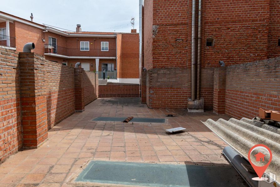 Retail for sale at Calle Nuestra Señora Soledad, Fuensalida, Toledo, 45510 with building, brickwork, brick, window, sky, road surface, asphalt, wood, building material and floor around