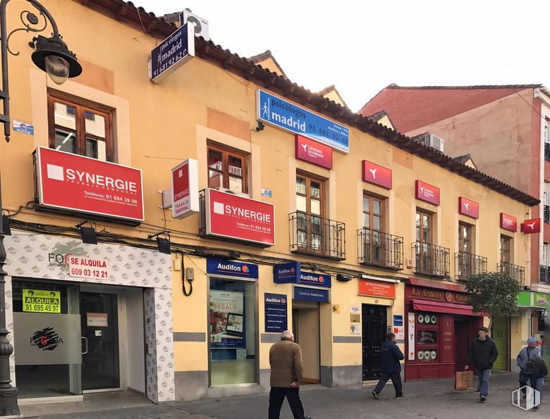 Oficina en alquiler en Calle Madrid, Getafe, Madrid, 28901 con persona, ventana, ropa, cielo, edificio, barrio, viaje, accesorio, carretera y fachada alrededor