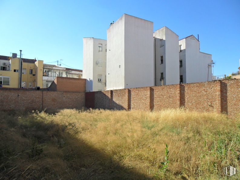 Suelo en alquiler y venta en Calle Puerto Alto, Puente de Vallecas, Madrid, 28053 con edificio, cielo, terreno, hierba, planta, diseño urbano, ventana, familia de gramíneas, fachada y paisaje alrededor