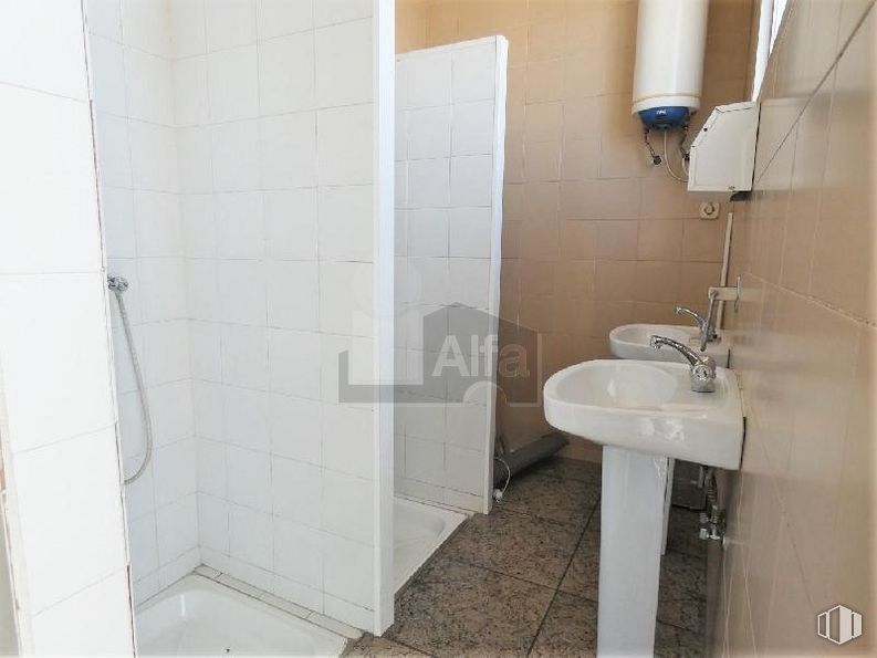 Nave en venta en Calle Platino, Colmenar Viejo, Madrid, 28770 con fregadero, propiedad, grifo, accesorio de plomería, lavabo, baño, accesorio, espejo, interiorismo y fluido alrededor