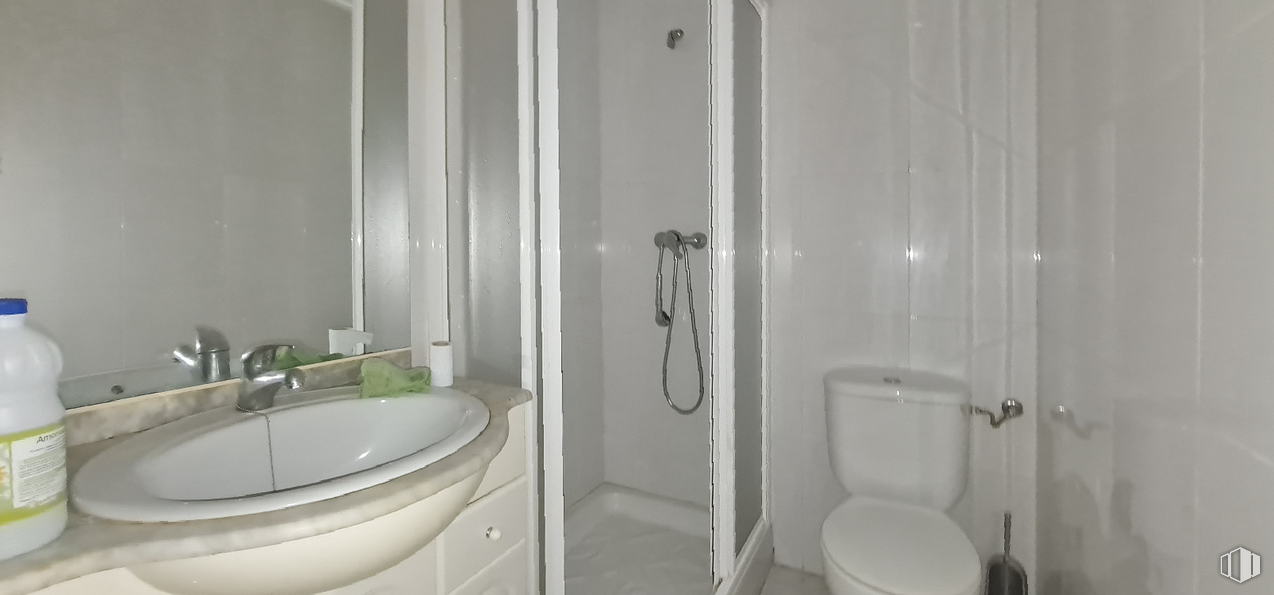 Retail for sale & for rent at Zona Río Alberche, Hormigos, Toledo, 45919 with toilet, sink, packaged goods, tap, plumbing fixture, building, bathroom sink, bathroom, toilet seat and purple around