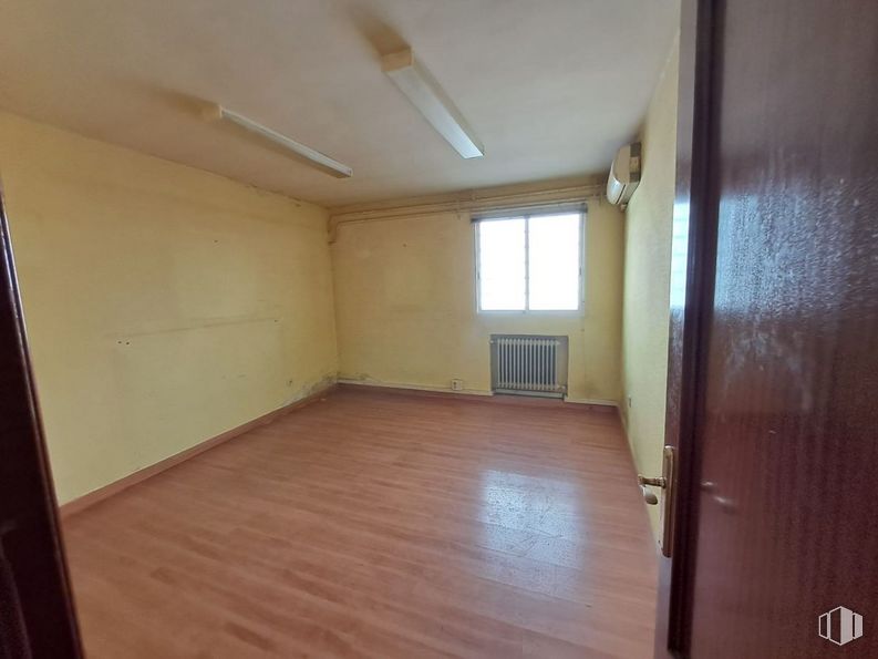 Nave en alquiler y venta en Camino Ancho, Daganzo de Arriba, Madrid, 28814 con ventana, edificio, hall, accesorio, madera, puerta, casa, suelos, suelo y tinte para madera alrededor