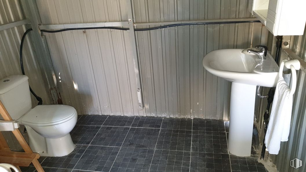 Land for sale at Zona Escalona, Escalona, Toledo, 45910 with toilet, sink, brown, plumbing fixture, tap, bathroom, black, purple, blue and wood around