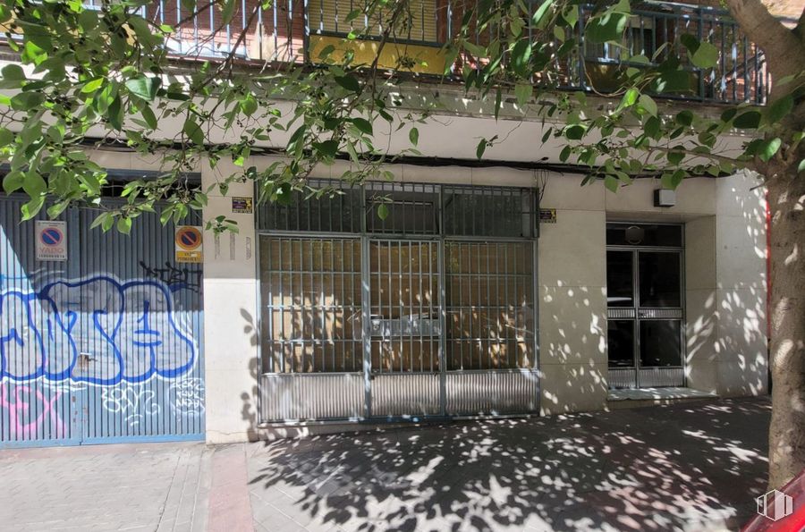 Retail for rent at Calle Hermanos Machado, Ciudad Lineal, Madrid, 28017 with window, building, leaf, plant, architecture, house, neighbourhood, door, facade and tree around