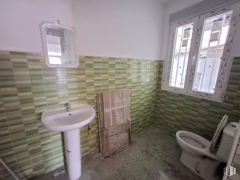 Retail for sale at Avenida Juan de la Cierva, 5, Getafe, Madrid, 28901 with toilet, sink, window, flooring, floor, composite material, tile, tile flooring, building material and plumbing fixture around