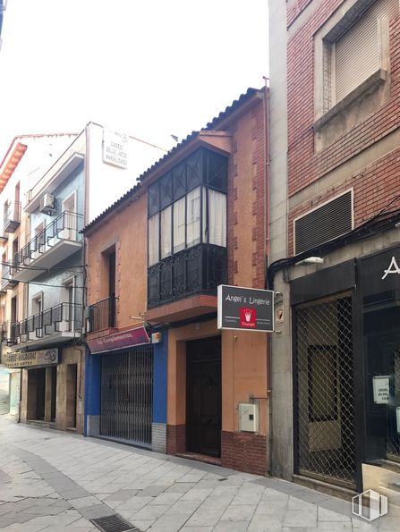 Retail for sale & for rent at Calle Ramón Y Cajal, 19, Talavera de la Reina, Toledo, 45600 with window, door, building, wood, fixture, sky, urban design, road surface, house and material property around