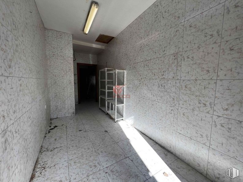 Retail for sale at Avenida Huerta Abajo, San Lorenzo de la Parrilla, Cuenca, 16770 with lighting, bookcase, fixture, grey, floor, composite material, flooring, ceiling, concrete and space around