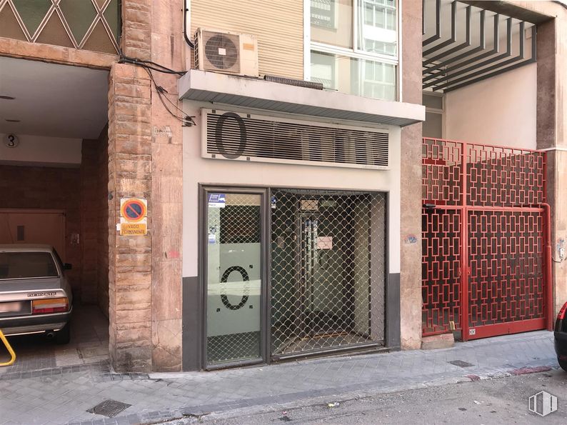 Oficina en alquiler en Zona Moncloa, Chamberí, Madrid, 28015 con coche, luz de estacionamiento, edificio, propiedad, ventana, puerta, albañilería, arquitectura, ladrillo y vehículo alrededor