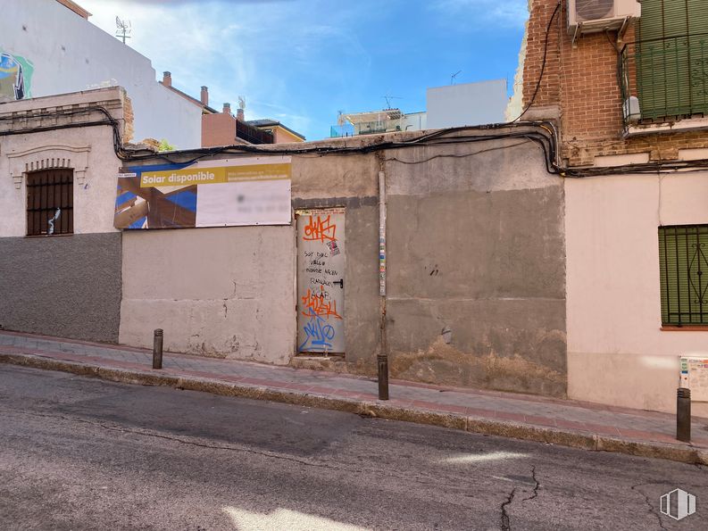 Land for sale at Calle Hachero, Puente de Vallecas, Madrid, 28053 with window, building, sky, cloud, property, azure, road surface, neighbourhood, asphalt and house around