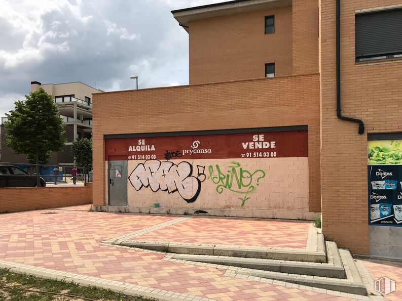 Local en alquiler y venta en Avenida de Severo Ochoa, 9, Colmenar Viejo, Madrid, 28770 con edificio, ventana, planta, nube, cielo, superficie de carretera, asfalto, árbol, pintura y albañilería alrededor