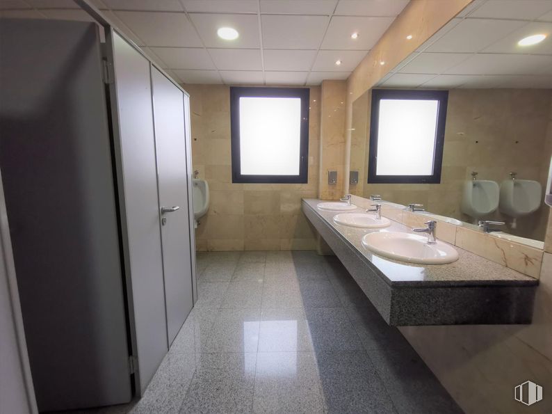 Retail for rent at Calle Haya, 4, Carabanchel, Madrid, 28044 with sink, window, countertop, flooring, plumbing fixture, bathroom sink, floor, bathroom, interior design and plumbing around