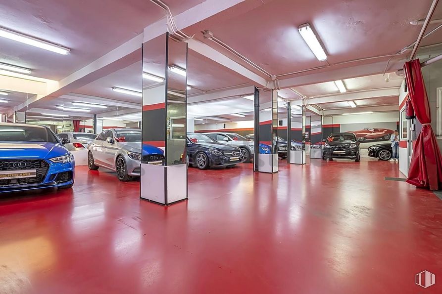 Retail for sale at Calle López Mezquía, 9, Carabanchel, Madrid, 28019 with car, light fixture, automotive parking light, tire, wheel, land vehicle, vehicle, motor vehicle, automotive lighting and automotive design around