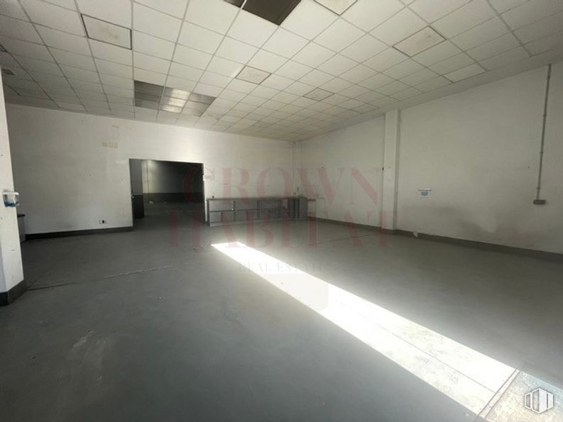 Nave en alquiler en Calle Moraleja de Enmedio, 10, Móstoles, Madrid, 28938 con mueble, edificio, pasillo, suelo, piso, madera, ventana, pared, techo y hormigón alrededor