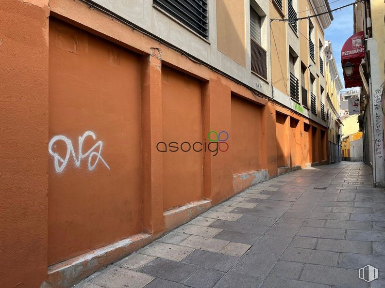 Retail for rent at Plaza Consejo, Guadalajara, 19001 with window, building, road surface, orange, amber, wood, asphalt, facade, tints and shades and road around