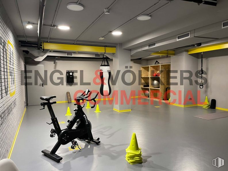 Retail for sale at Calle Velázquez, Chamartín, Madrid, 28006 with flooring, floor, leisure, physical fitness, building, automotive design, recreation, sports, gym and machine around