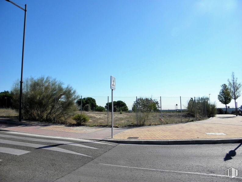 Suelo en alquiler en El Encinar, Boadilla del Monte, Madrid, 28660 con luz de la calle, cielo, planta, árbol, superficie de carretera, asfalto, vía pública, nube, brea y línea eléctrica aérea alrededor