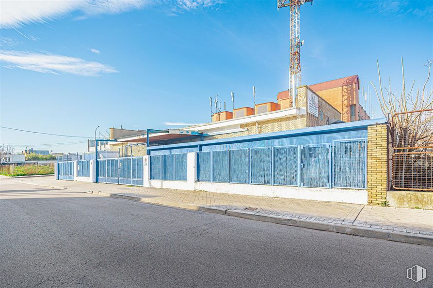 Nave en alquiler en Zona empresarial, San Blas - Canillejas, Madrid, 28022 con edificio, cielo, nube, electricidad, asfalto, ciudad, fachada, superficie de la carretera, diseño urbano y carretera alrededor