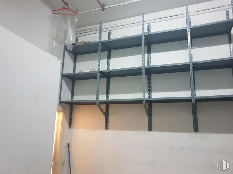 Retail for rent at Plaza Universidad, 6, Segovia, 40005 with bookcase, lighting, shade, wood, material property, building, tints and shades, shelving, facade and flooring around